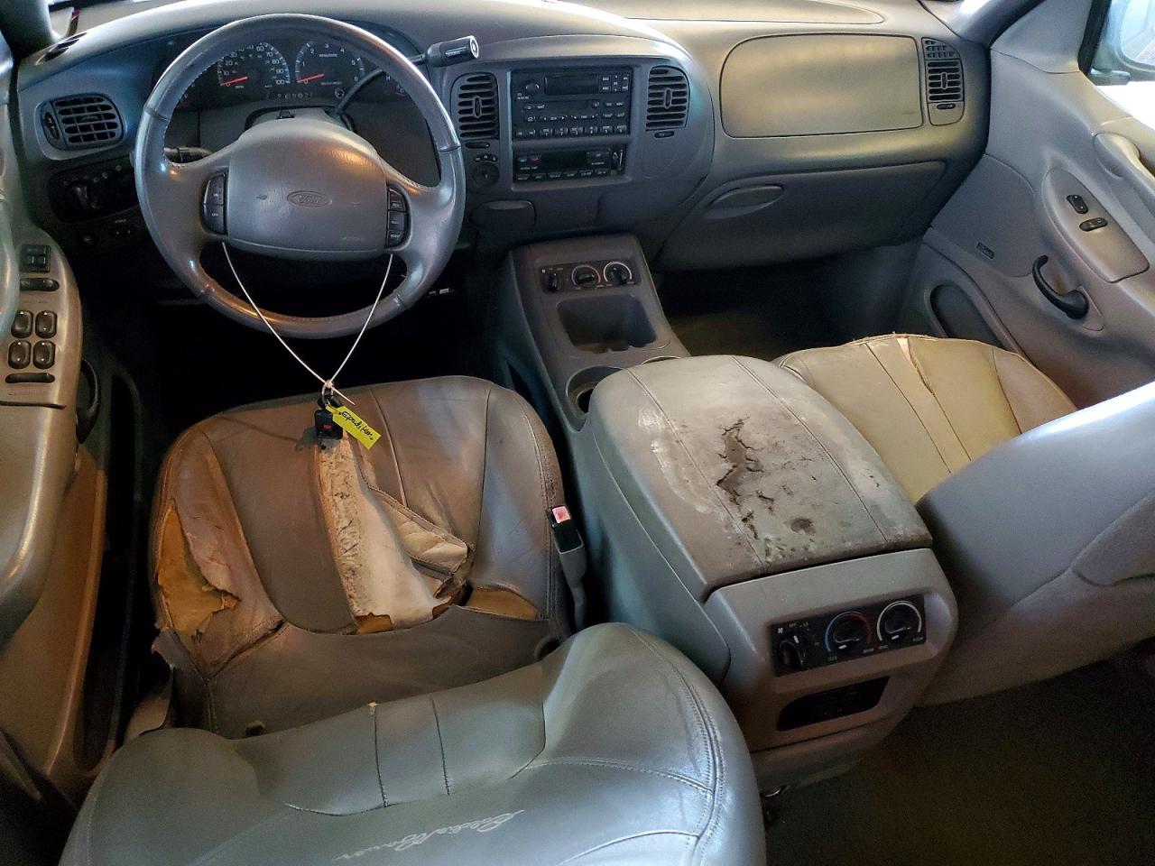 2002 Ford Expedition VIN 1FMPU18L12LA58011 photo 8