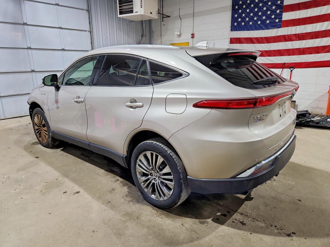 2021 Toyota Venza VIN JTEAAAAH0MJ040151 photo 2