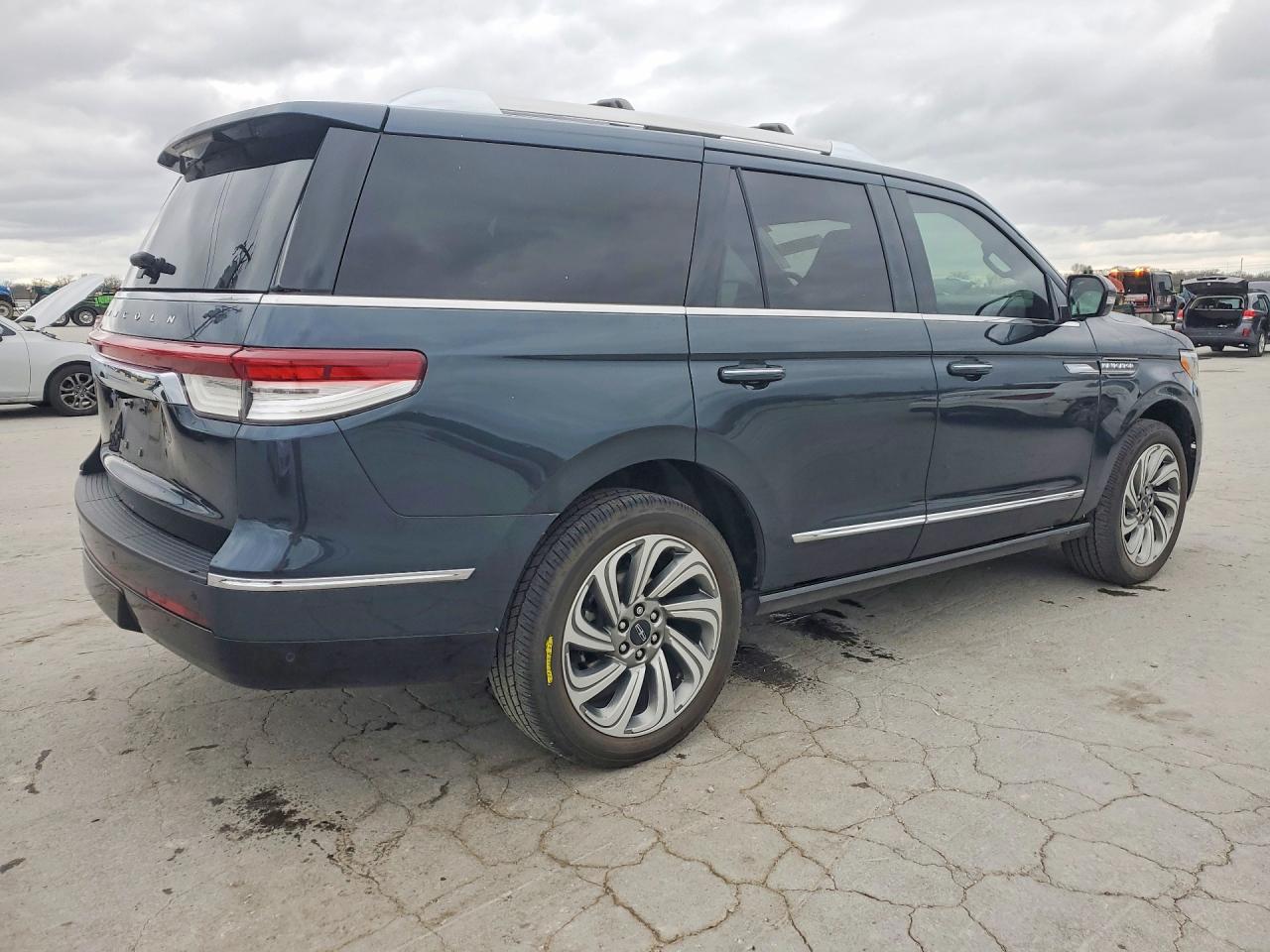 2024 Lincoln Navigator VIN 5LMJJ2LG2REL00329 photo 3