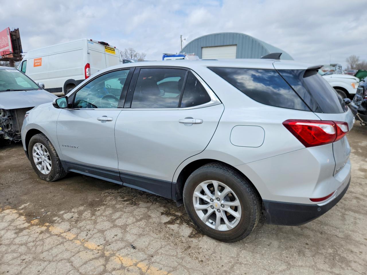 2018 Chev Equinox VIN 2GNAXJEV0J6182065 photo 2