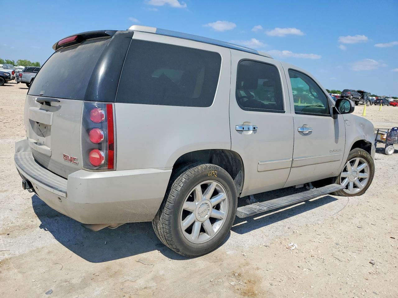 2009 GMC Yukon VIN 1GKFC03279R127307 photo 3