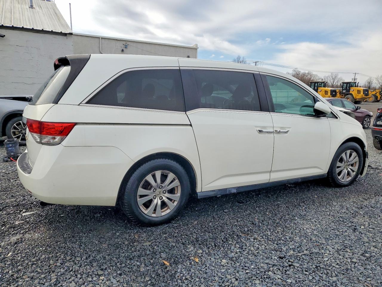 2014 Honda All models VIN 5FNRL5H63EB053014 photo 3