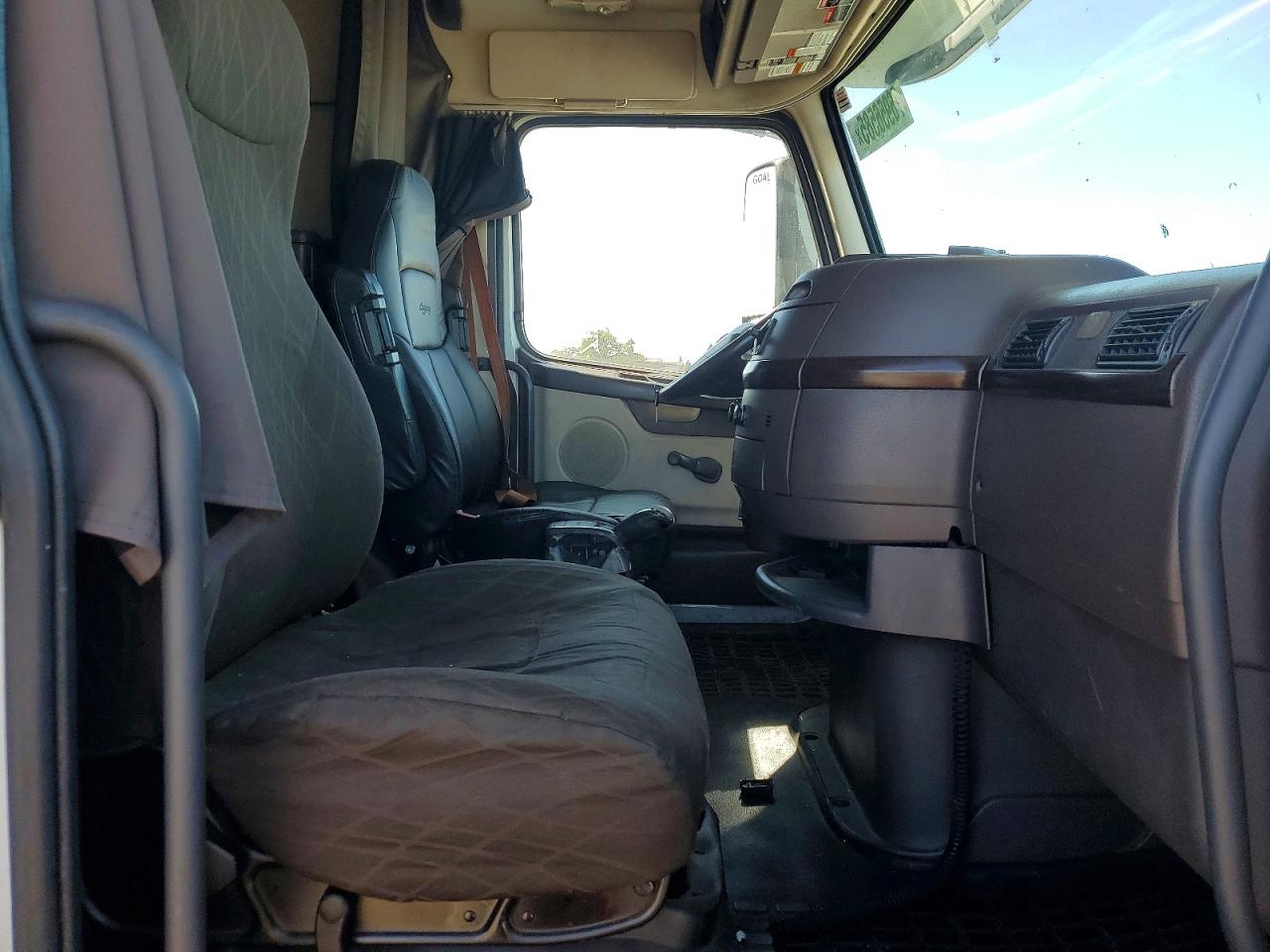 2014 Volvo Vn VIN 4V4NC9EH7EN174971 photo 5
