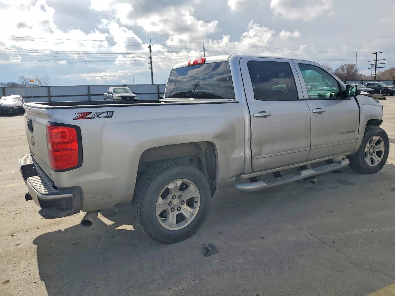 2018 Chev All models VIN 3GCUKREC5JG503619 photo 3