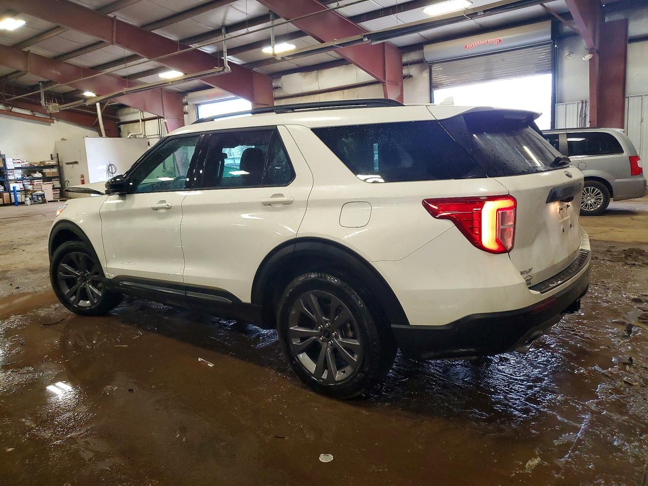 2024 Ford Explorer VIN 1FMSK8DH1RGA15589 photo 2