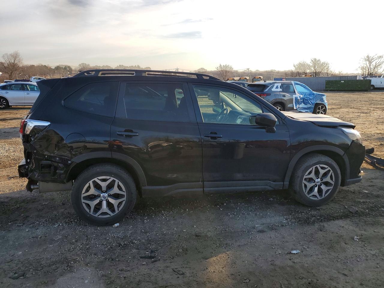 2022 Subaru Forester VIN JF2SKADC2NH498824 photo 3