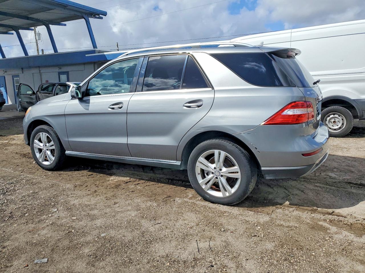 2015 Mercedes-Benz M-class VIN 4JGDA5JB2FA472419 photo 2