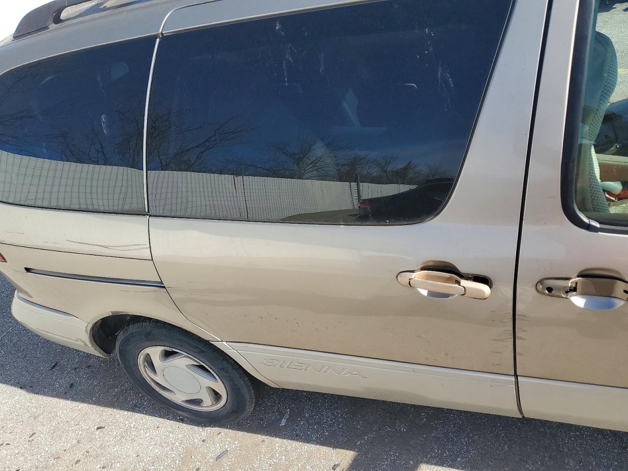 2000 Toyota Sienna VIN 4T3ZF13C1YU180419 photo 11