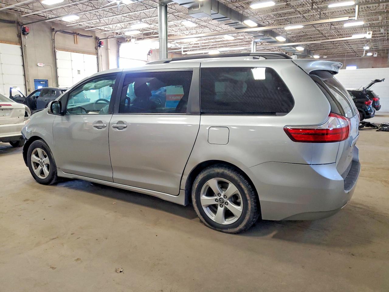2019 Toyota Sienna VIN 5TDKZ3DC6KS983898 photo 2