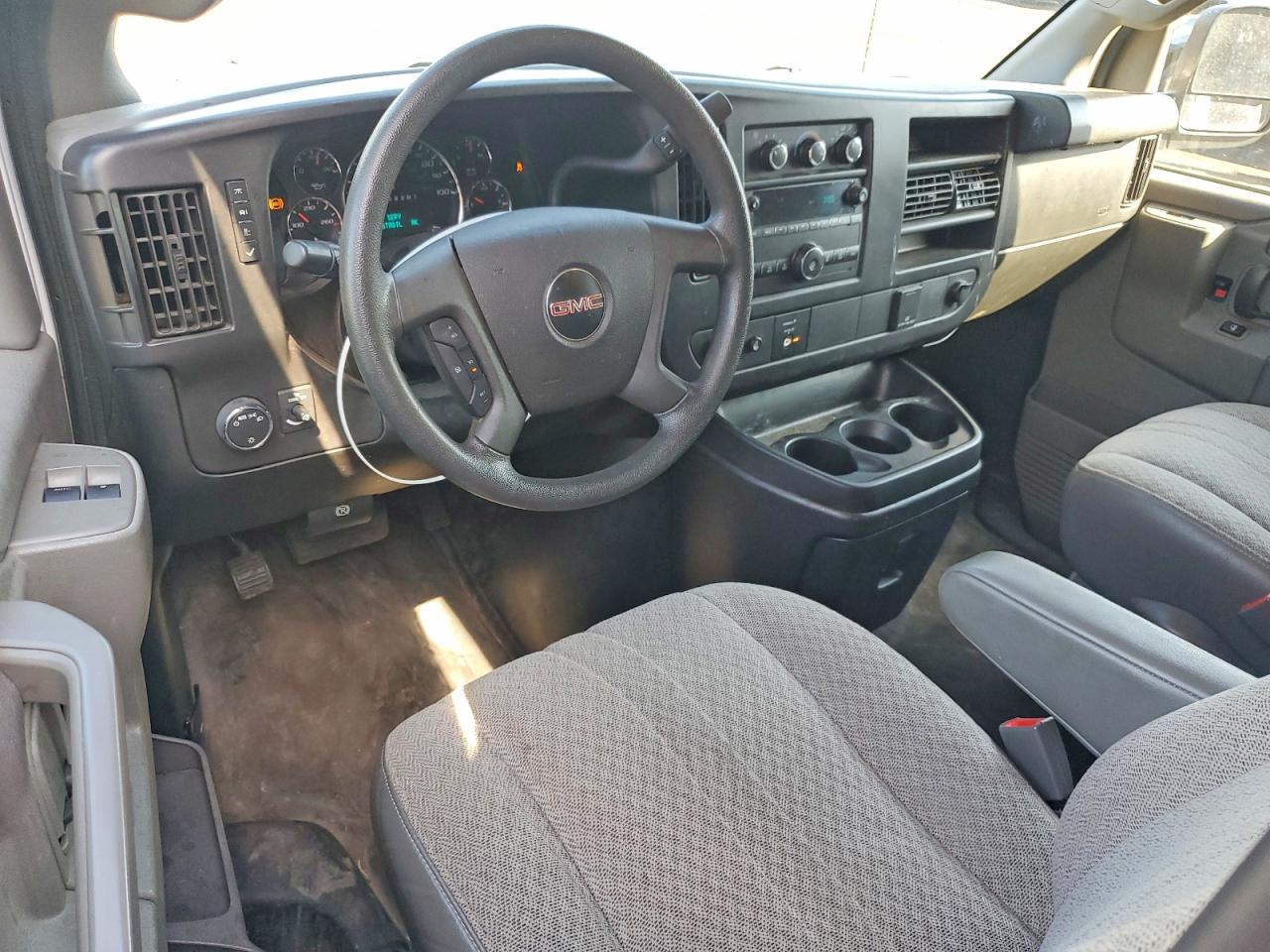 2017 GMC Savana VIN 1GTW7AFF0H1915735 photo 8