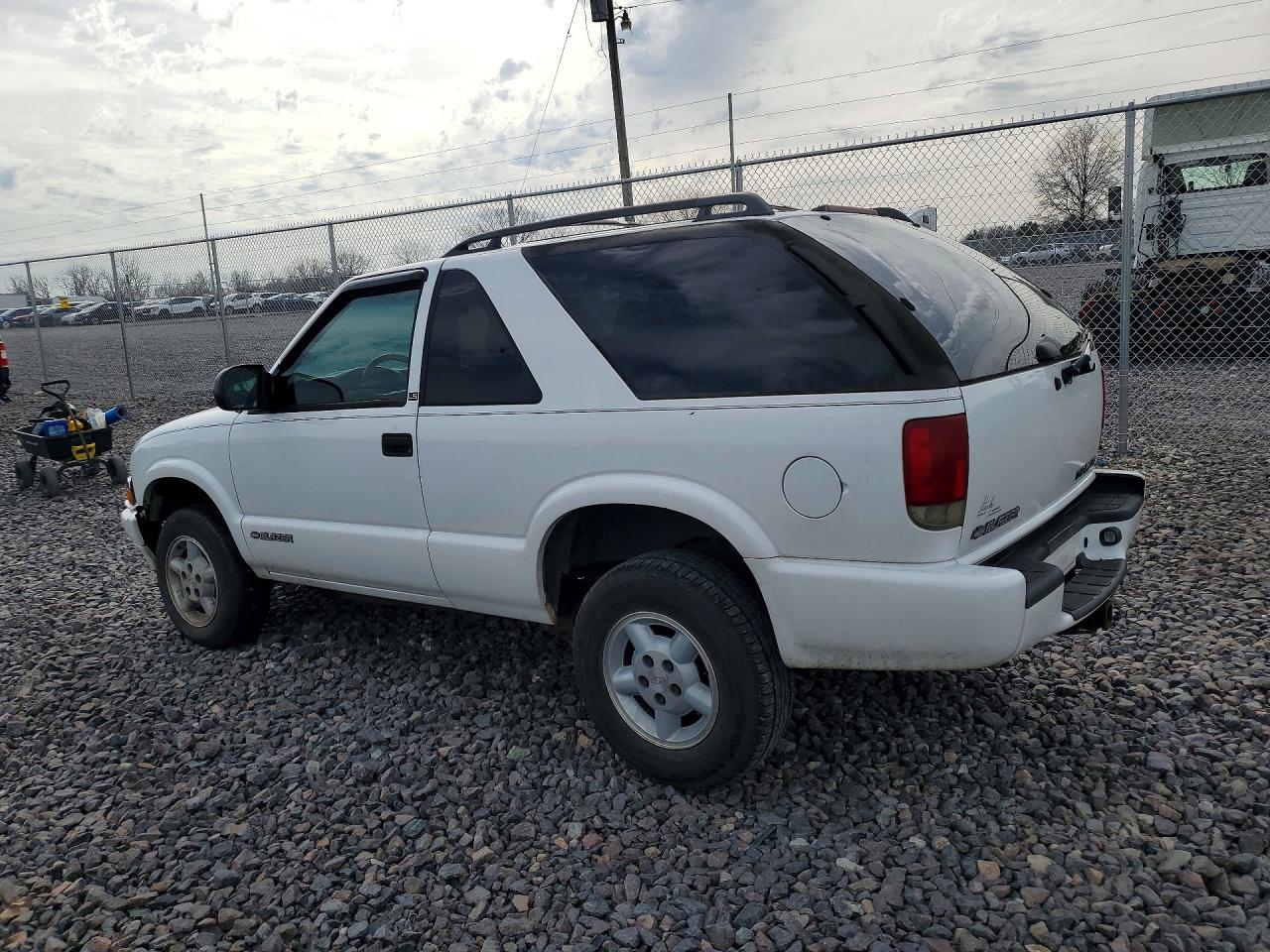 2000 CHEV Blazer VIN 1GNCT18W2YK265691 photo 2