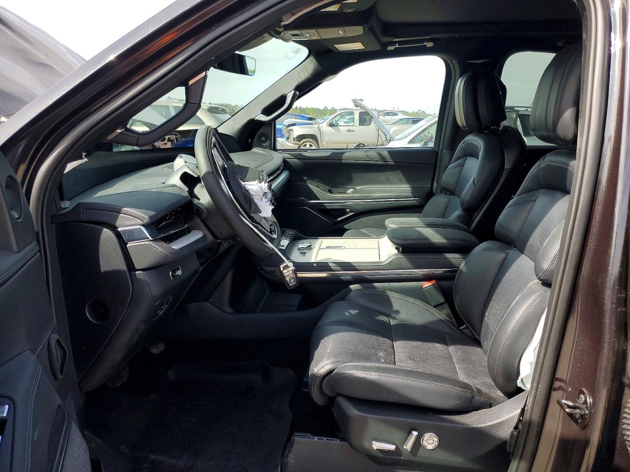 2025 Lincoln Navigator VIN 5LMJJ3LG5SEL21347 photo 7