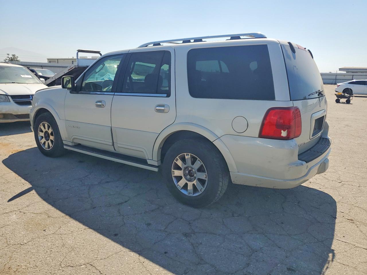 2004 LINCOLN Navigator VIN 5LMFU27R34LJ37915 photo 2
