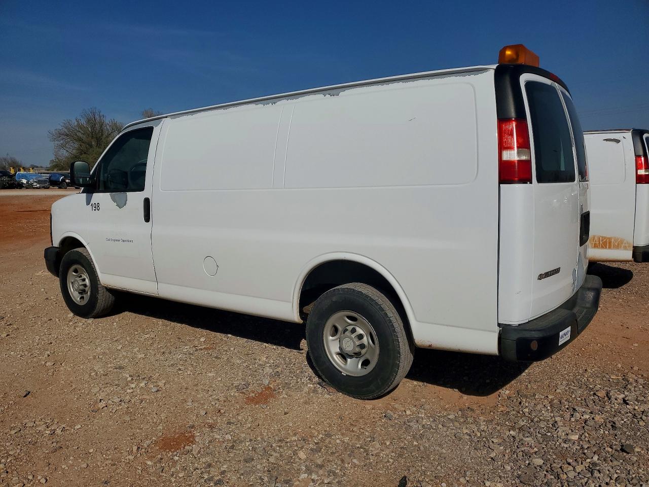2008 Chevrolet Express VIN 1GCGG25C781136351 photo 2