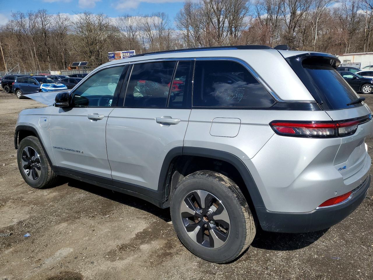 2023 Jeep Cherokee VIN 1C4RJYB60PC626080 photo 2