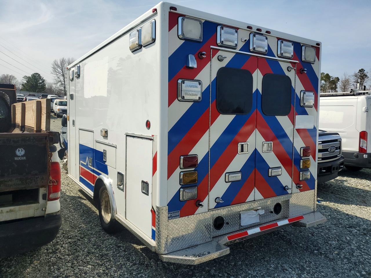 2022 Ford Econoline VIN 1FDXE4FN4NDC27259 photo 2
