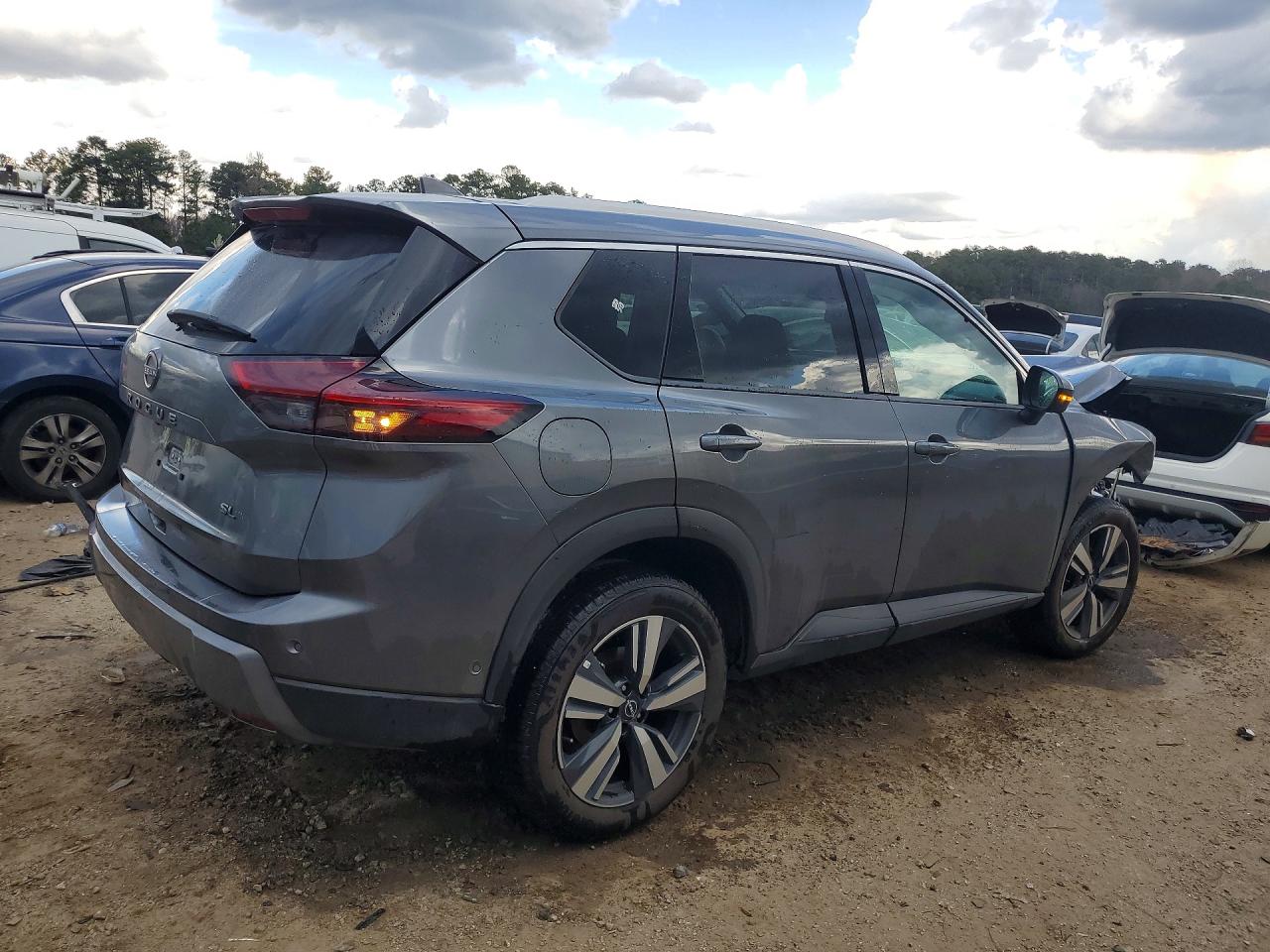 2026 Nissan Rogue VIN 5N1BT3CAXTC697763 photo 3