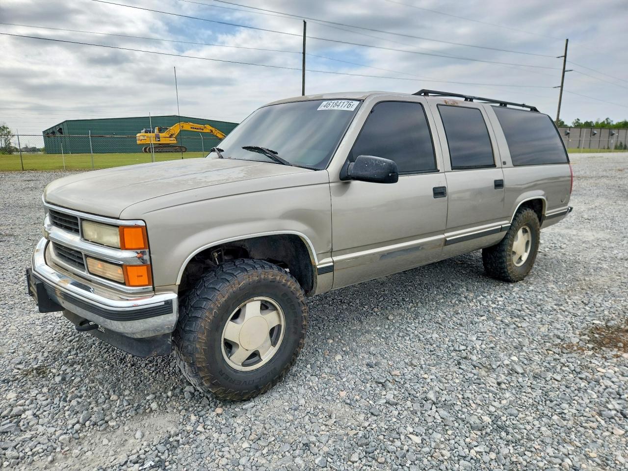 1998 Chevrolet Suburban VIN 3GNFK16R9WG142830 photo 1