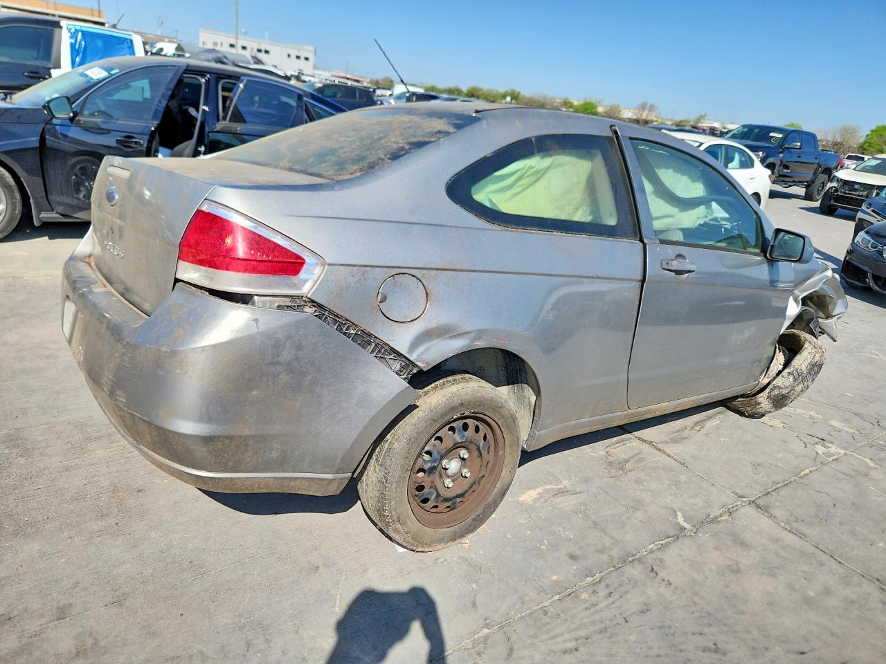 2008 Ford Focus VIN 1FAHP32N98W211060 photo 3