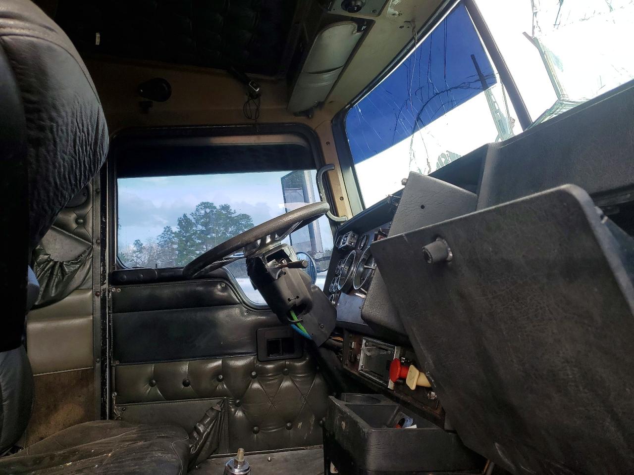 2000 KENWORTH All other VIN 1XKWDB9X3YR848458 photo 5