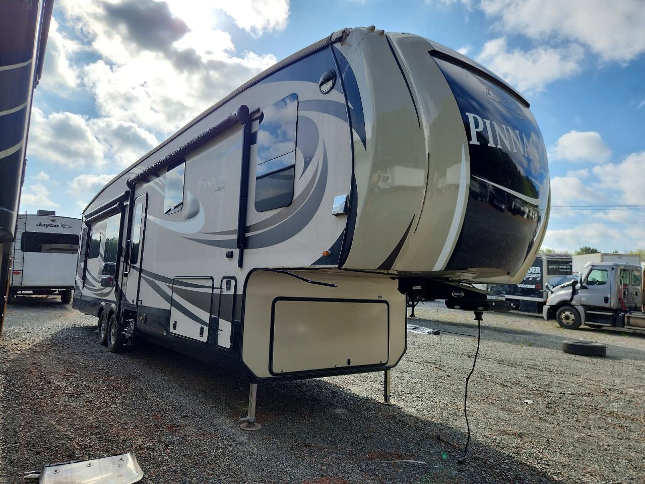 2017 JAYCO Travel tra VIN 1UJCJ0BV8H1RG0073 photo 1