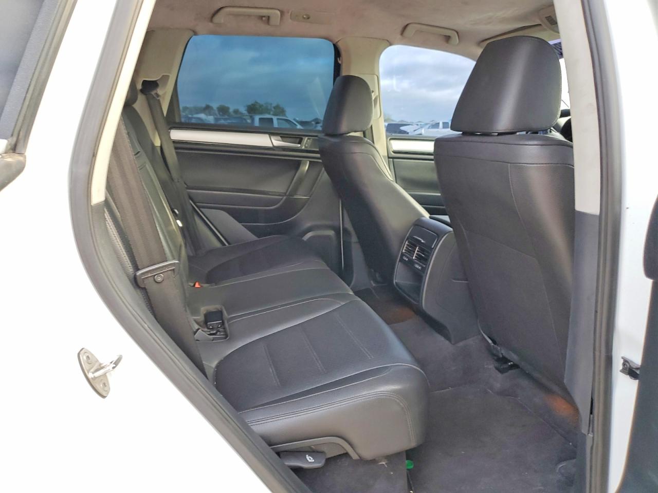 2013 Volkswagen Touareg VIN WVGEF9BP8DD005895 photo 11