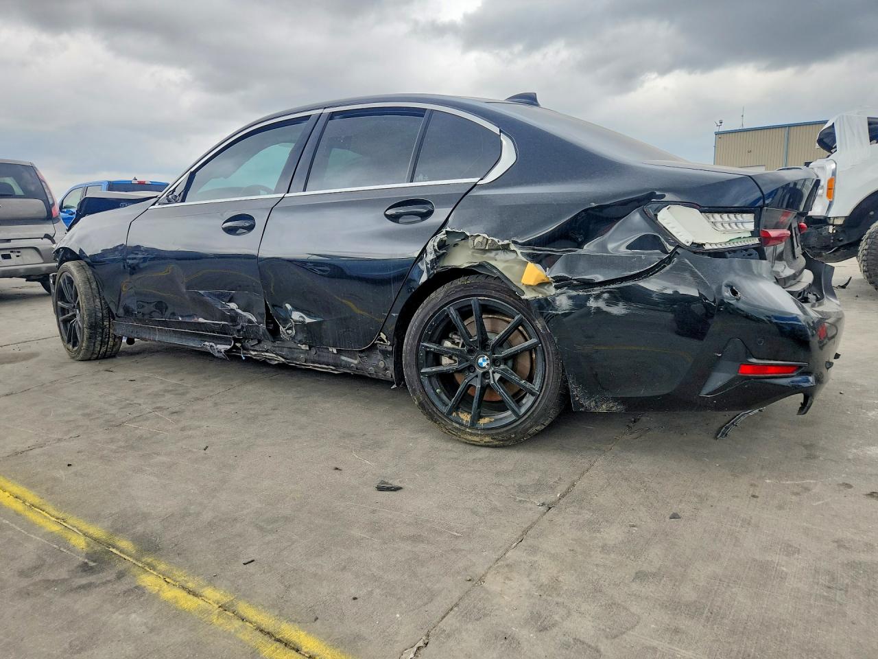 2022 BMW 3 series VIN 3MW5R1J07N8C72491 photo 2