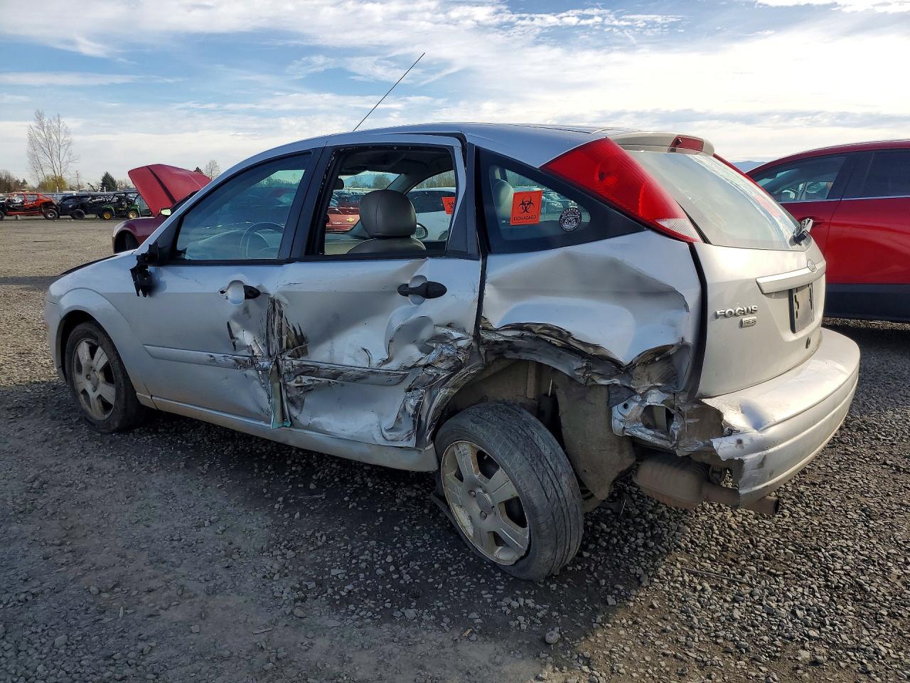 2005 Ford Focus VIN 3FAFP37NX5R150378 photo 2