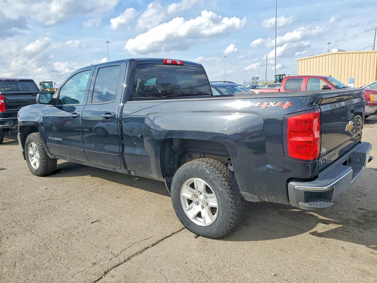 2018 Chev Silverado VIN 1GCVKREC8JZ169901 photo 2