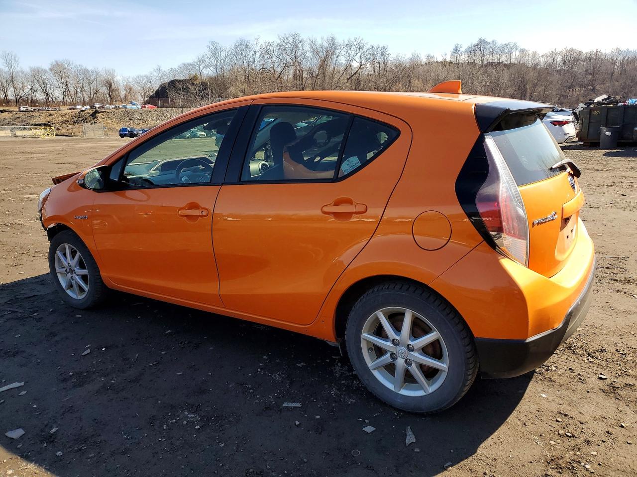 2017 Toyota Prius c on VIN JTDKDTB33H1592358 photo 2