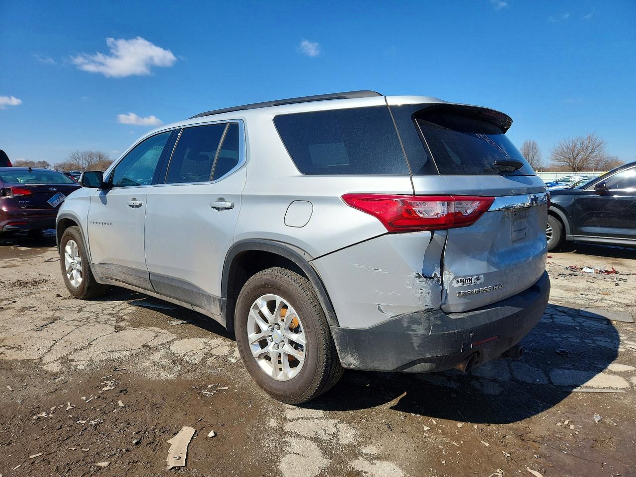2019 Chev Traverse VIN 1GNEVGKW7KJ264144 photo 2