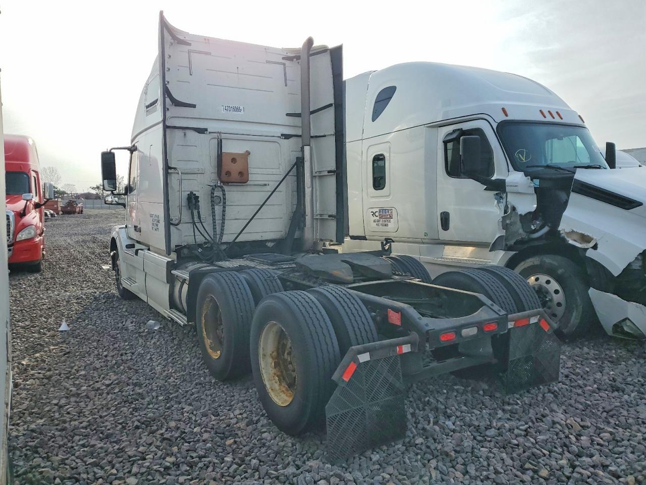 2011 Volvo Vn VIN 4V4NC9EJXBN297601 photo 3