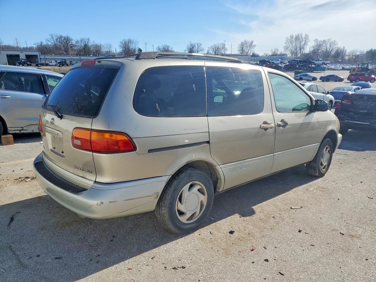 2000 Toyota Sienna VIN 4T3ZF13C1YU180419 photo 3