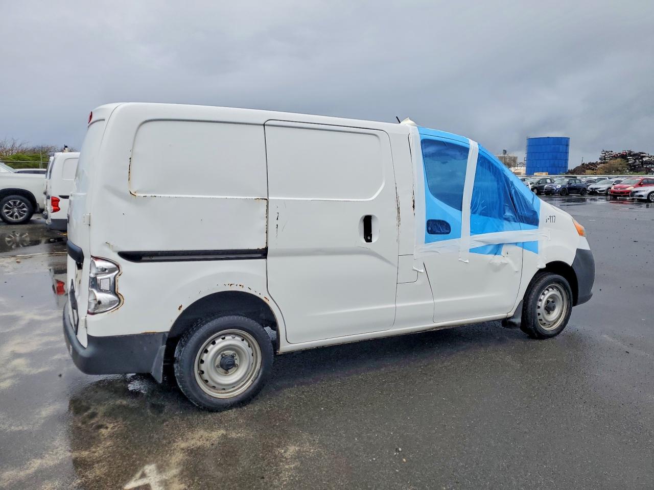 2015 Nv VIN 3N6CM0KN2FK731392 photo 3