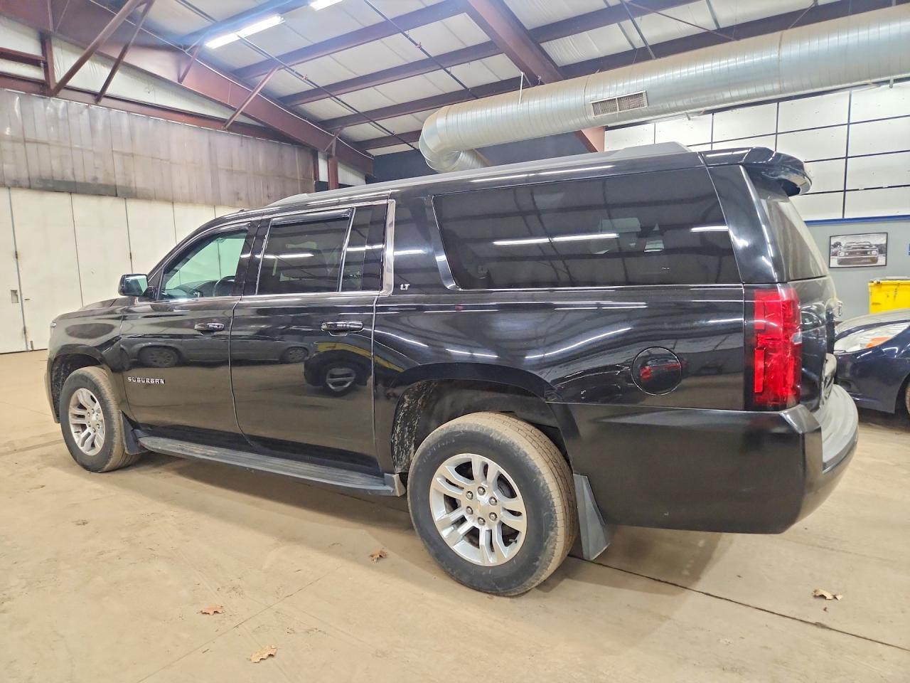 2020 Chevrolet Suburban VIN 1GNSKHKC8LR175631 photo 2