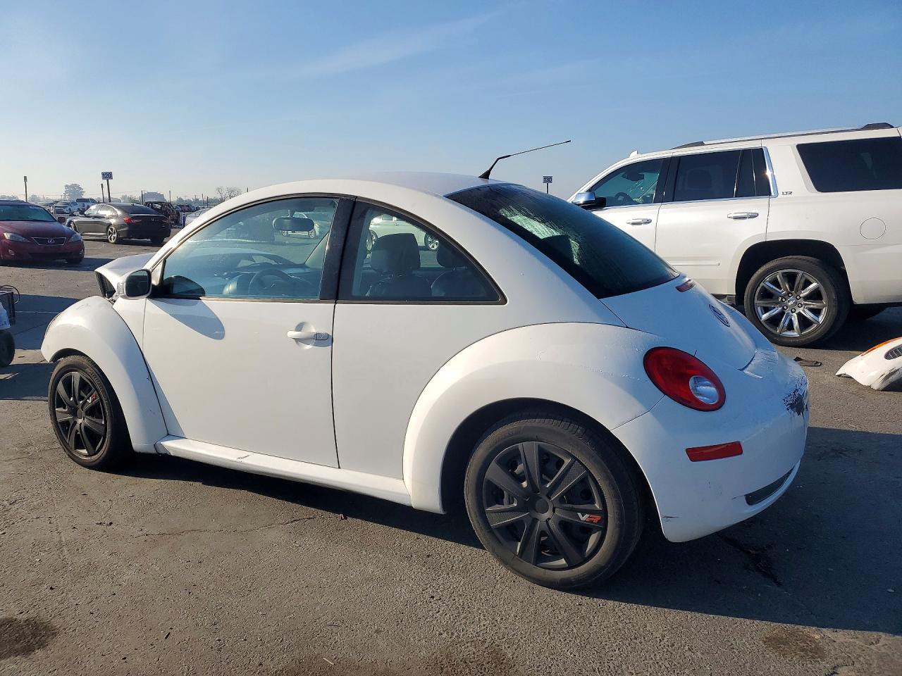 2010 Volkswagen Beetle VIN 3VWPG3AG1AM000611 photo 2