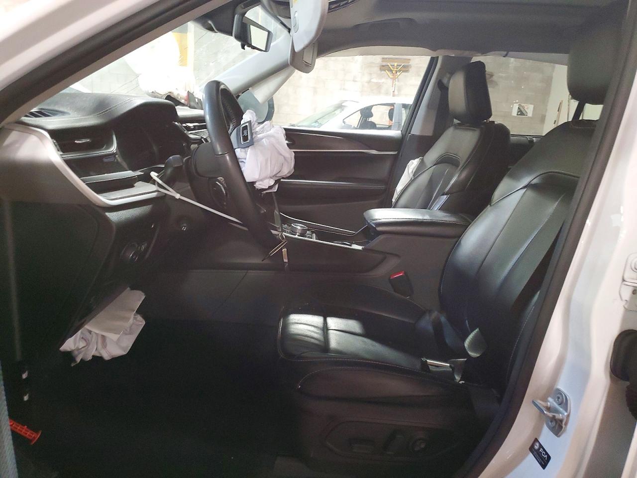 2024 Jeep Cherokee VIN 1C4RJYB67R8955610 photo 7