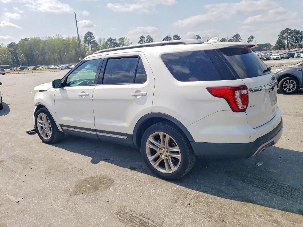 2017 Ford Explorer VIN 1FM5K7D89HGB27272 photo 2