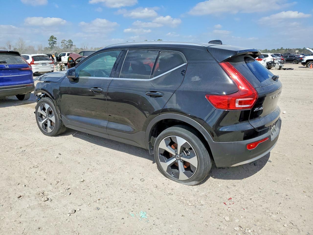 2025 Volvo Xc40 core VIN YV4L12UJ2S2607465 photo 2