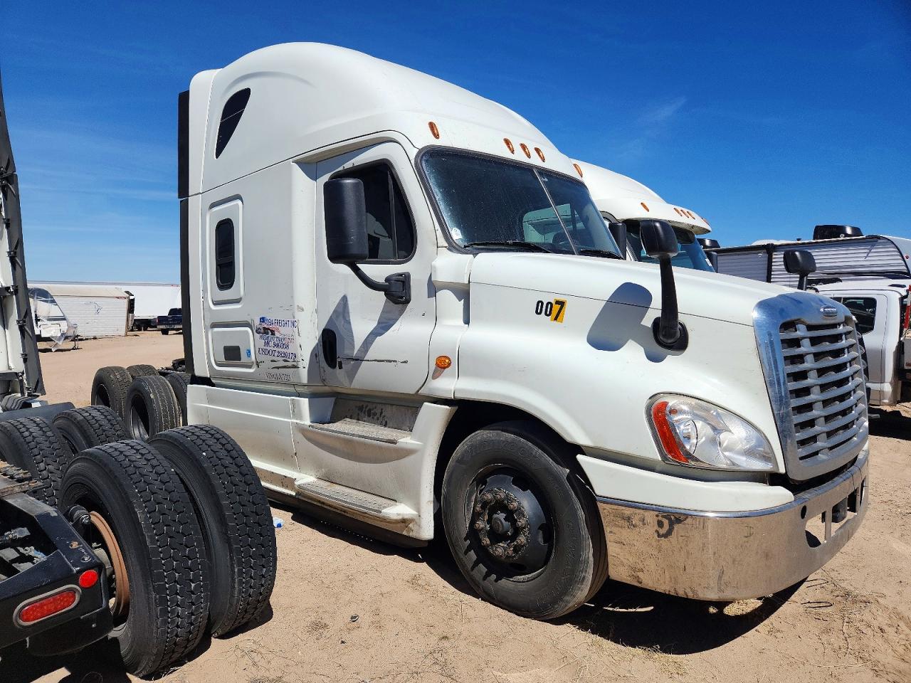2018 FREIGHTLINER All other VIN 3AKJGLDR2JDJU7223 photo 1
