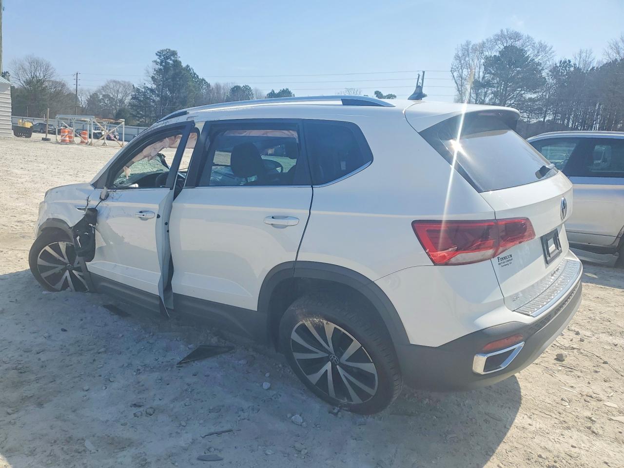 2024 Volkswagen Taos se VIN 3VVSX7B26RM076247 photo 2