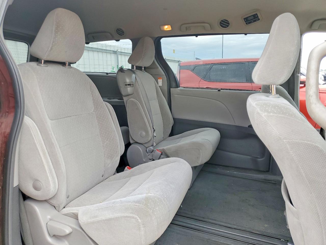 2018 Toyota Sienna VIN 5TDKZ3DC7JS913471 photo 11