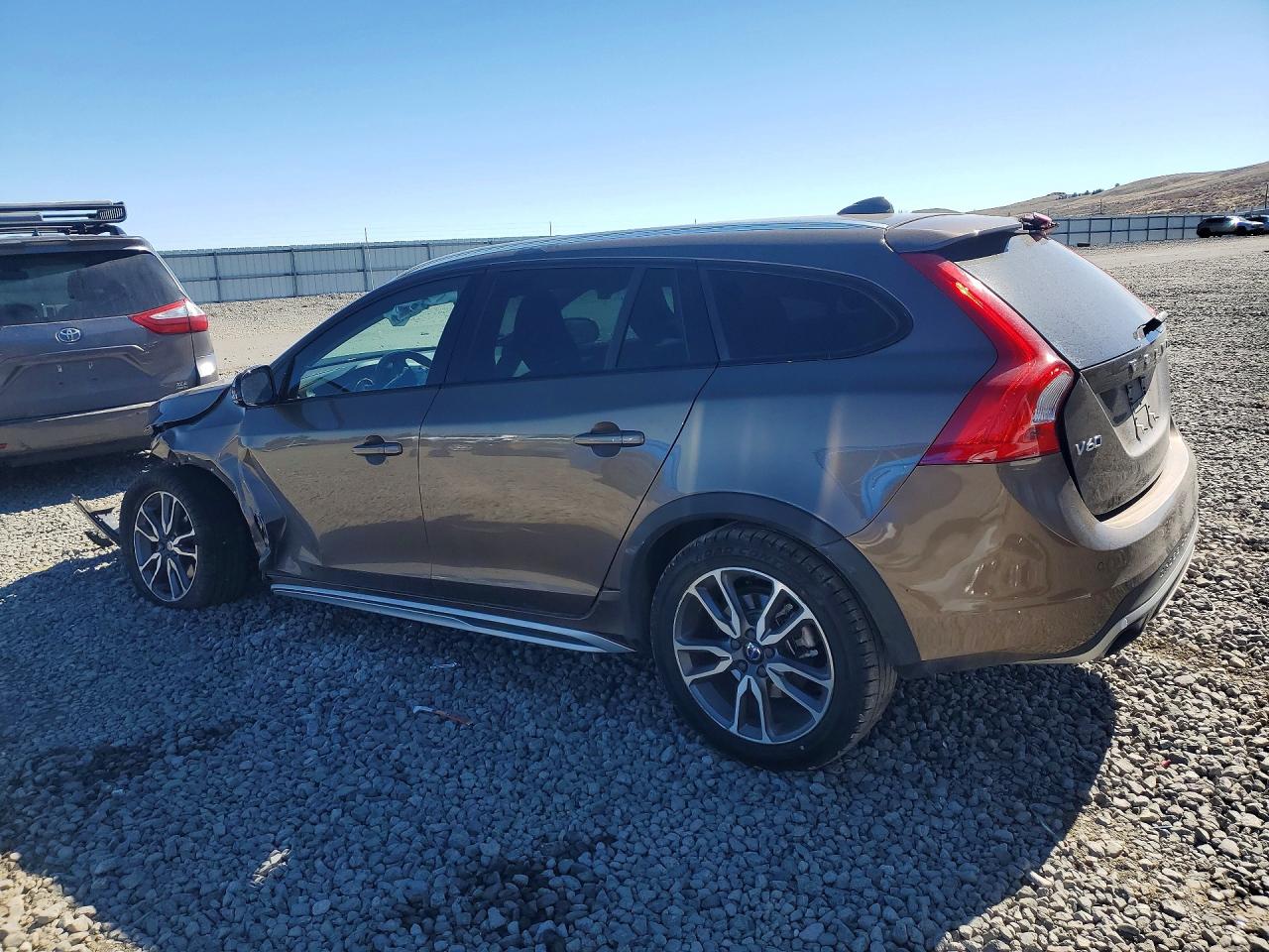 2018 Volvo V60 VIN YV440MWK5J2058058 photo 2