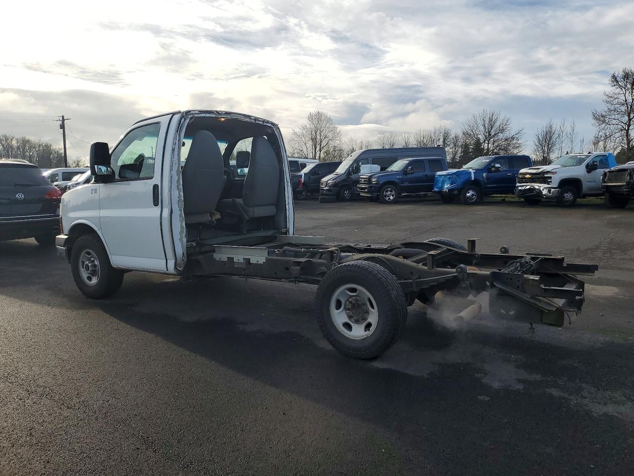 2015 GMC Savana VIN 1GD072CG7F1115337 photo 2