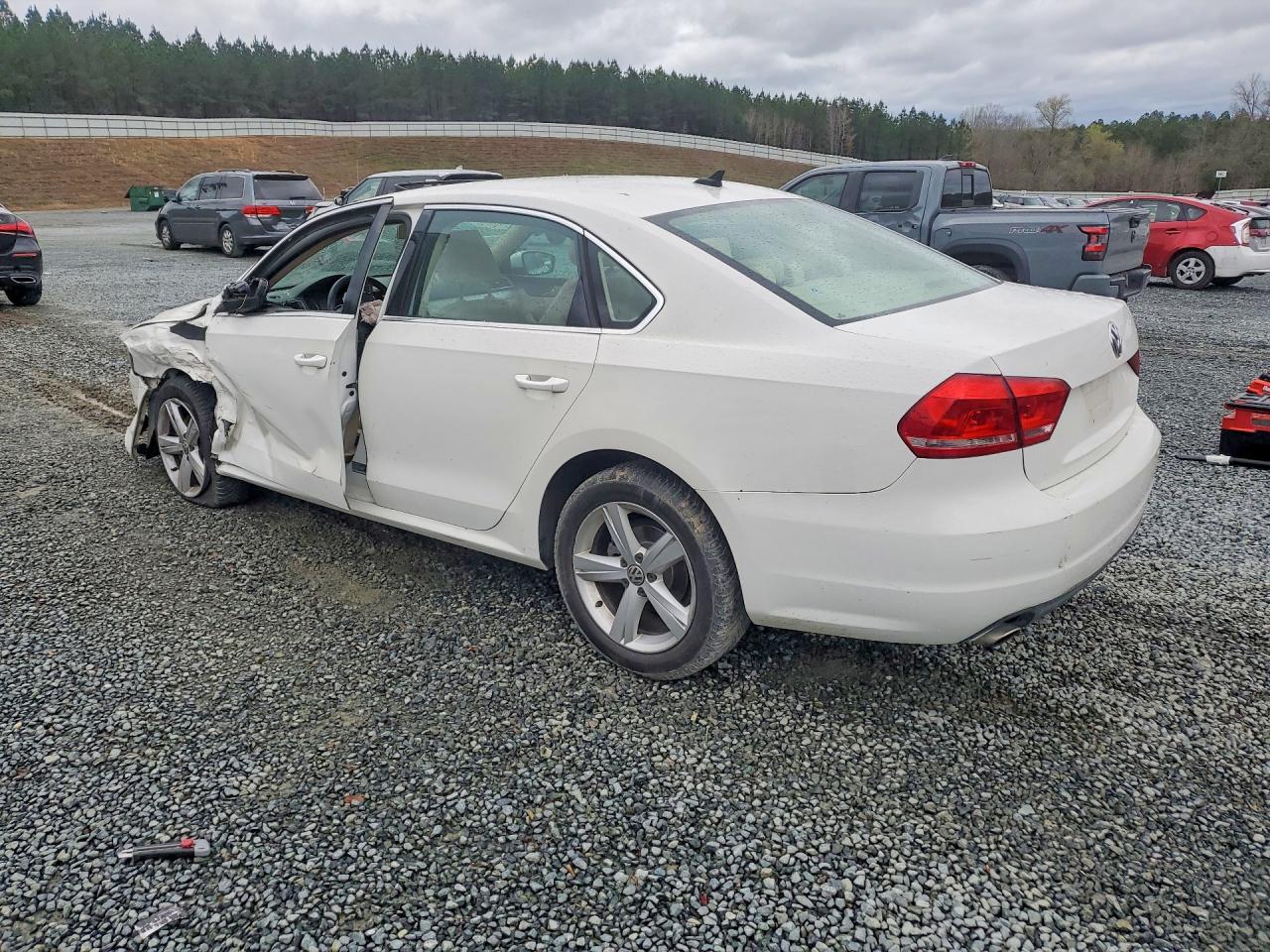 2013 Volkswagen Passat VIN 1VWBP7A32DC062622 photo 2