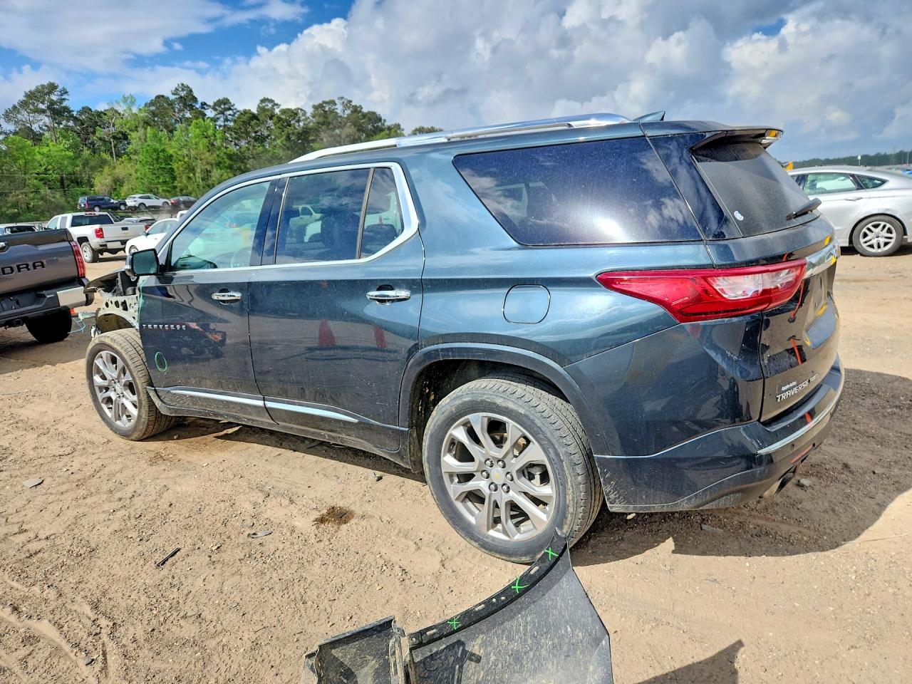2018 Chev Traverse VIN 1GNEVJKW2JJ245481 photo 2