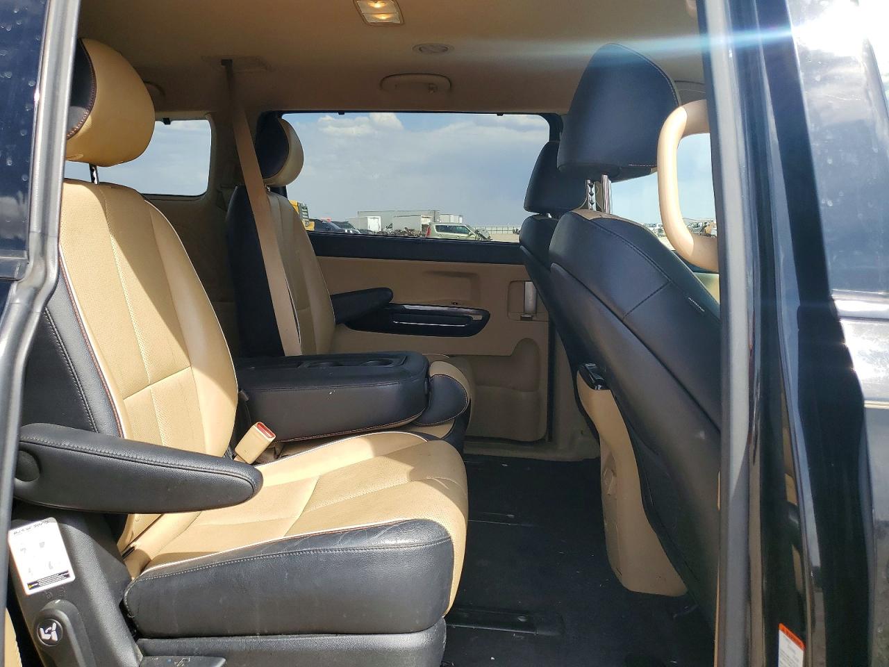 2016 Kia SEDONA VIN KNDMC5C15G6108535 photo 11