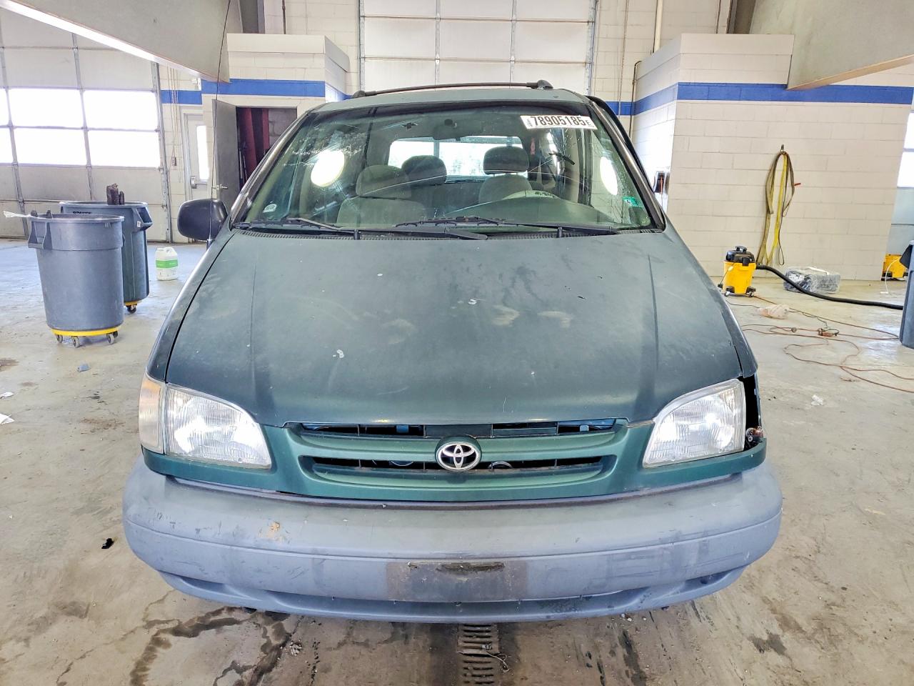 1998 Toyota Sienna VIN 4T3ZF13C4WU036067 photo 5