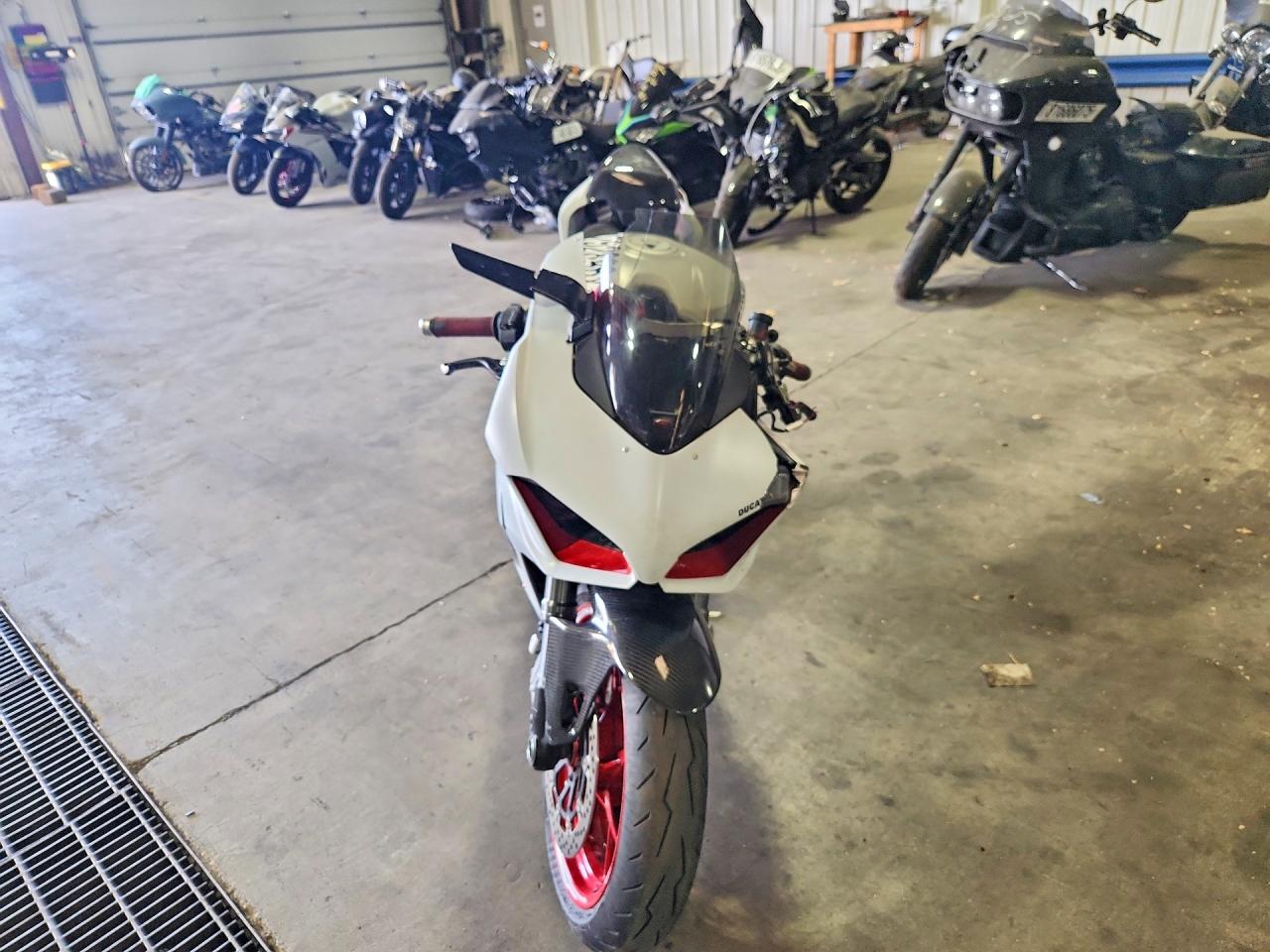 2021 Ducati Panigale VIN ZDMHAATW1MB002988 photo 2