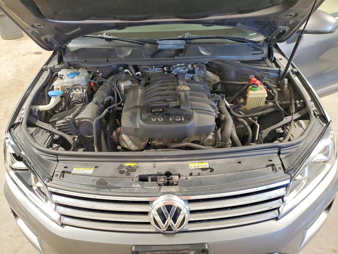 2016 Volkswagen Touareg VIN WVGEF9BP9GD000905 photo 12
